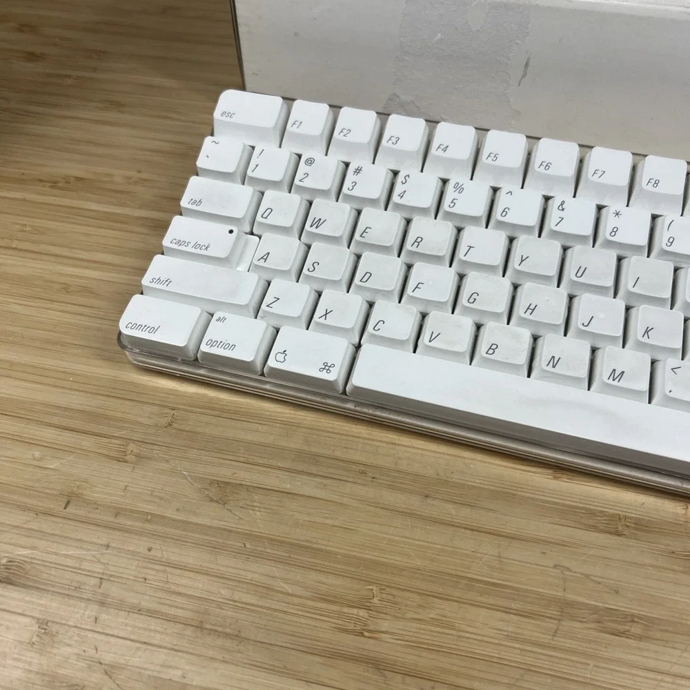 Apple A1016 Wireless Bluetooth Keyboard White w/ Original Box Manual EMC 1937